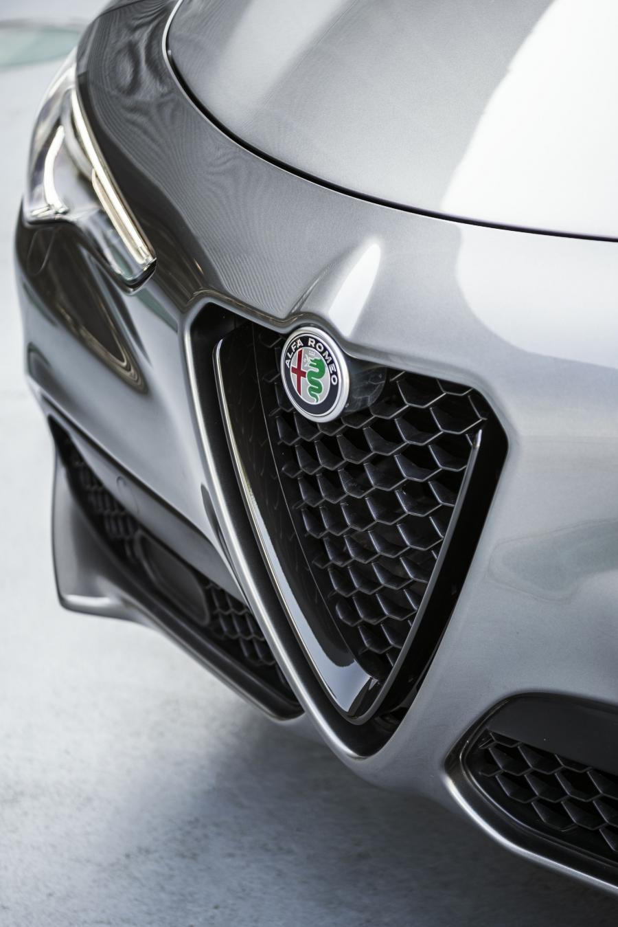 Детали экстерьера Alfa Romeo Stelvio B-Tech (949) 2018 года  (фото 5 из 15)